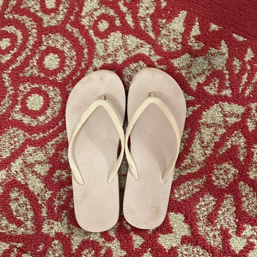 USED WHITE POOL FLIPFLOPS